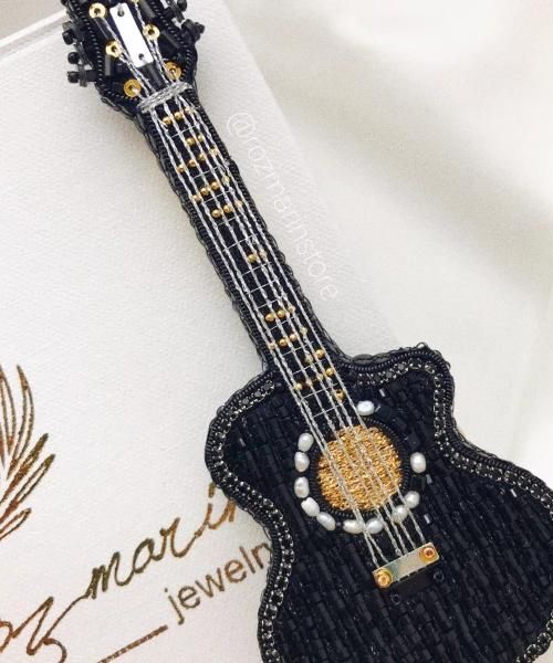 Akustikgitarre Perlenbrosche Handarbeit