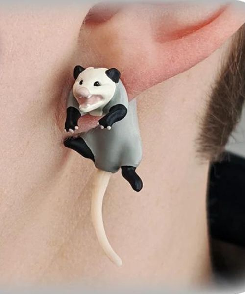 Handbemalte Opossum-Ohrringe