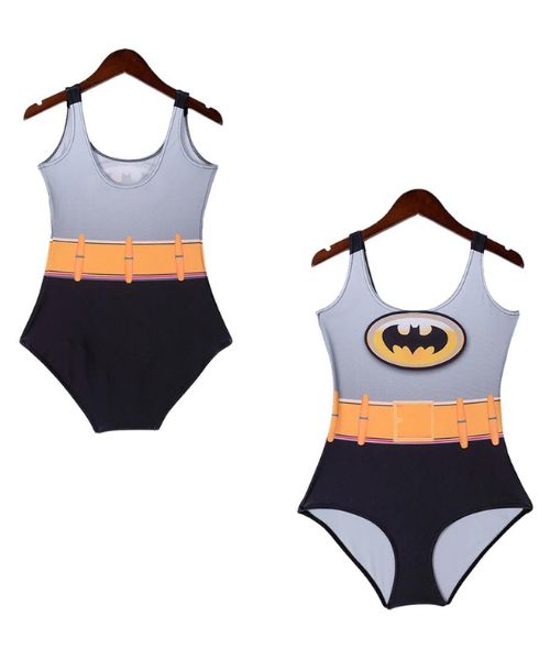 Badeanzug mit Batman-Kappe