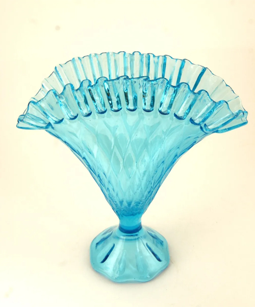 Blaue Faecher vase mit Gekraeuseltem Rand