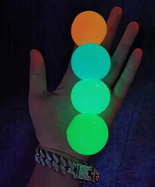 Dunkel leuchtende klebrige Deckenkugeln