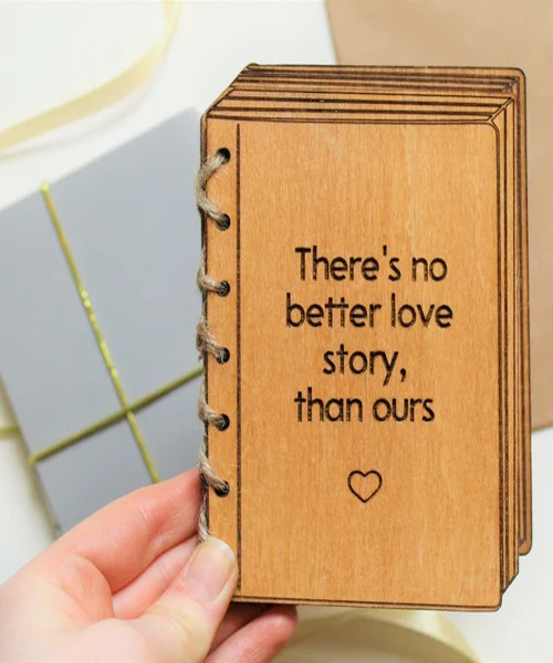 Personalisierte Holzkarte Unsere Liebesgeschichte