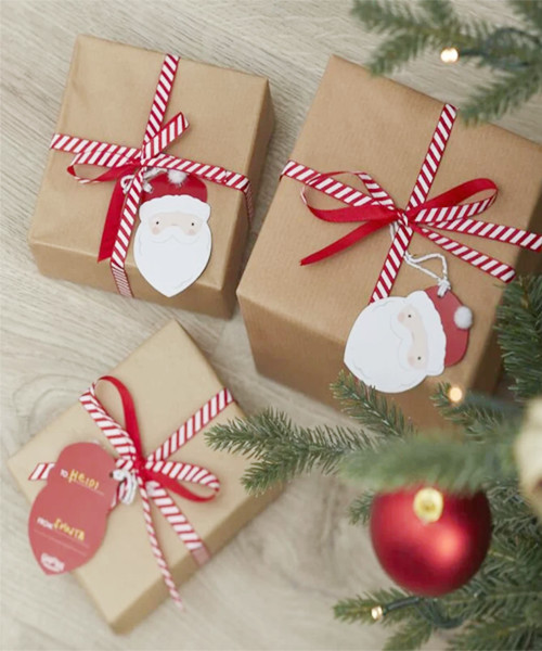 weihnachtsmann-geschenkanhänger-mit-schleife